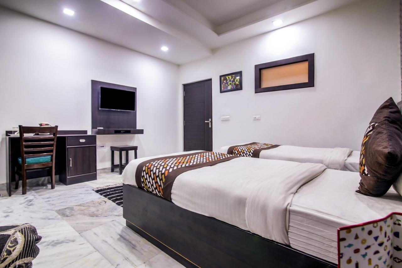 Oyo 8888 Riga Hs Deluxe Hotel Agra  Ngoại thất bức ảnh